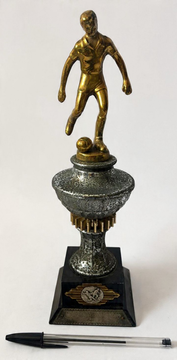 RAUL PLASSMANN- Troféu homenagem  para Raul o goleiro marcas do tempo, maior comprimento:28cm altura.