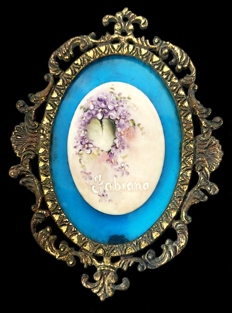 Peça decorativa antiga, rica em detalhes no estilo barroco/rococó, moldura confeccionada em metal com ornamentação em formato arabescos e volutas, com ornamentação de placa azul , e placa oval dem porcelana com detalhes ...