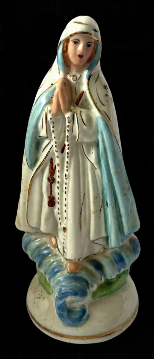 ARTE SACRA- Escultura representando Nossa Senhora do Rosário, produzido em porcelana, maior comprimento:18cm.