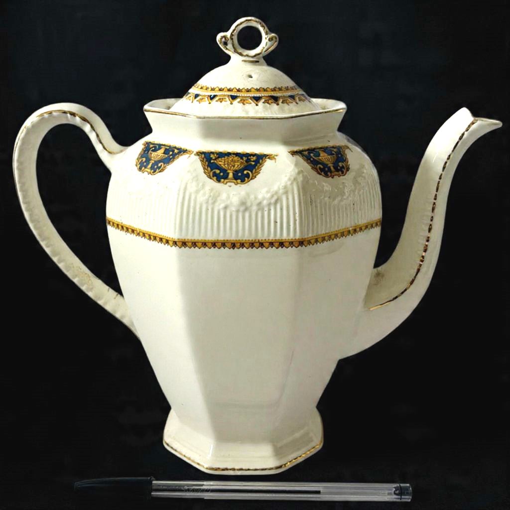 J&G MEAKIN- Belíssimo bule produzido em faiança inglesa, bojo com design facetado no formato octogonal, que evoca traços de transição para o estilo Art. decó, decorado com elegantes desenhos azuis, detalhes em ramagens ...