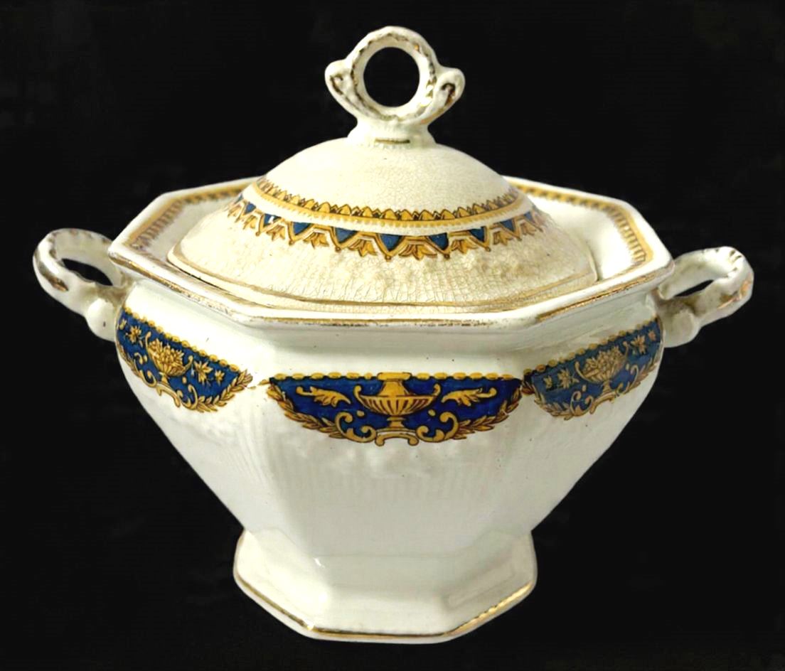 J&G MEAKIN- Belíssimo açucareiro produzido em faiança inglesa, bojo com design facetado no formato octogonal, que evoca traços de transição para o estilo Art decó, decorado com elegantes desenhos azuis, detalhes em ...