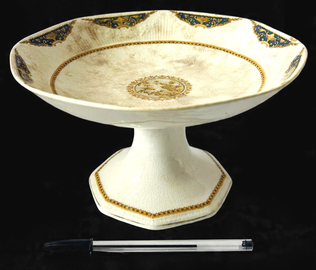 J&G MEAKIN- Belíssimo centro de mesa/fruteira, produzido em faiança inglesa, com base no formato octogonal, que evoca traços de transição para o estilo Art decó, decorado com elegantes desenhos azuis, detalhes em ...