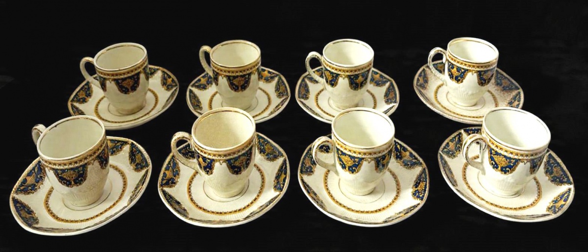 J&G MEAKIN- Belíssimo conjunto com 8 xícaras de café com seus respectivos pires, produzido em faiança inglesa, que evoca traços de transição para o estilo Art decó, decorado com elegantes desenhos azuis, detalhes em ...