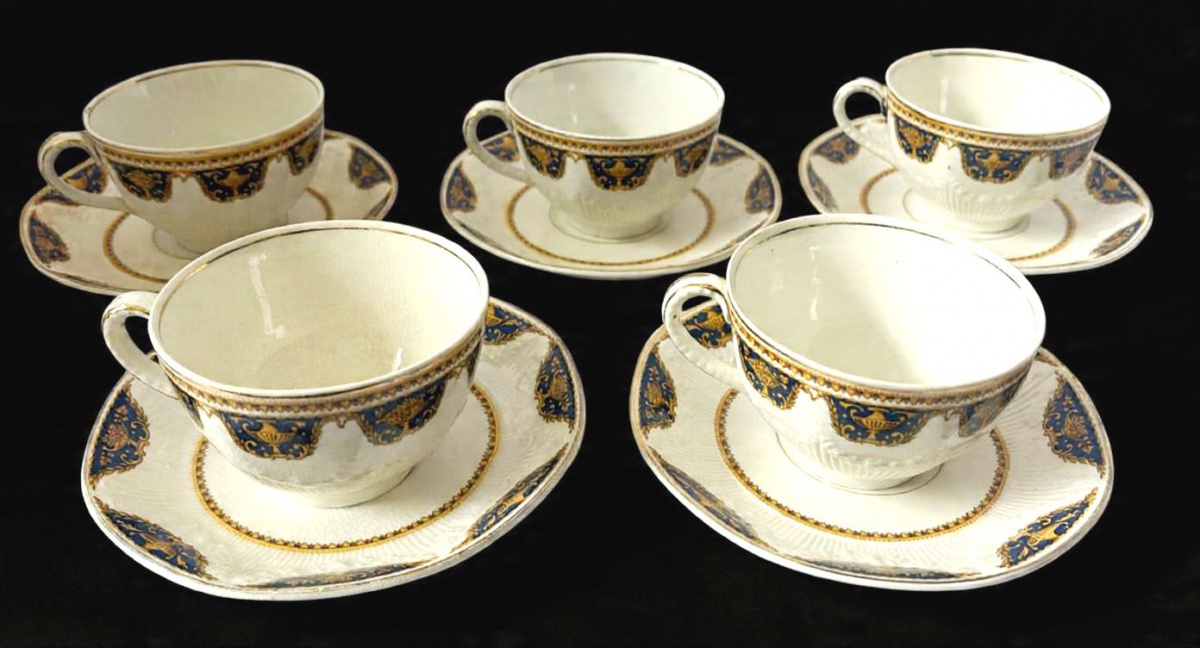 J&G MEAKIN- Belíssimo conjunto com 5 xícaras de chá com seus respectivos pires, produzido em faiança inglesa, que evoca traços de transição para o estilo Art decó, decorado com elegantes desenhos azuis, detalhes em ...