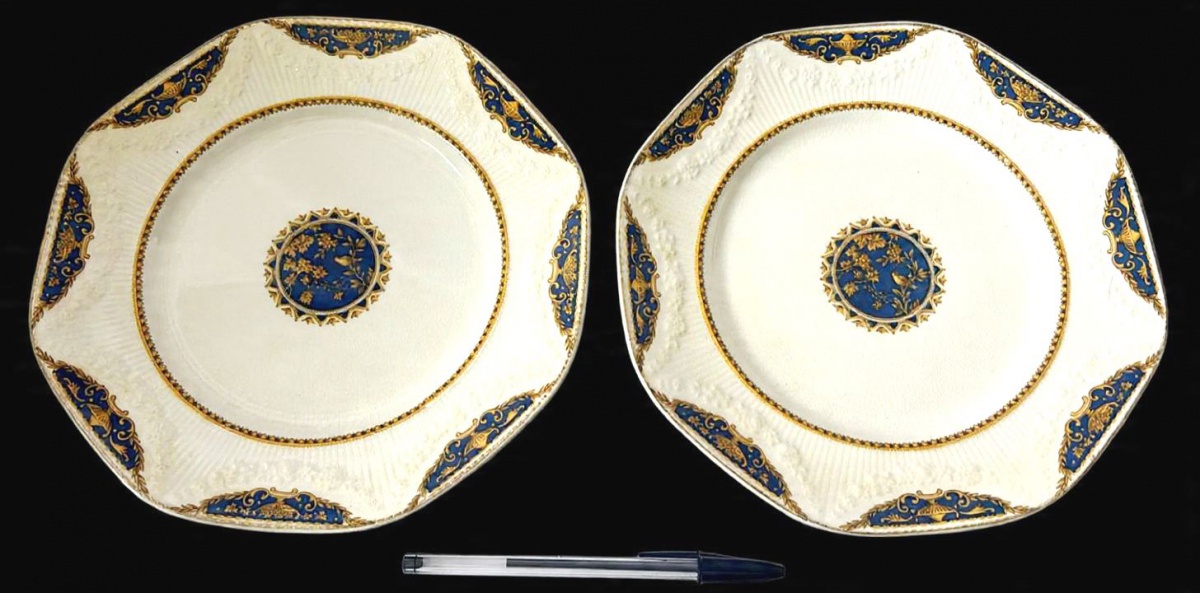 J&G MEAKIN- Belíssimo par de pratos no formato octogonal, produzido em faiança inglesa, que evoca traços de transição para o estilo Art decó, decorado com elegantes desenhos azuis, detalhes em ramagens douradas ao redor ...