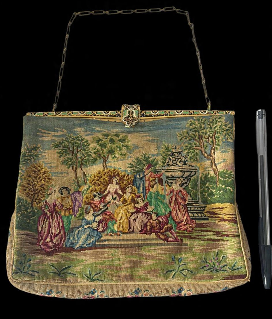 Belíssima bolsa feminina, produzida em tecido Gobelin, maior comprimento: 19,5cm x 15cm, princípio do século XIX.