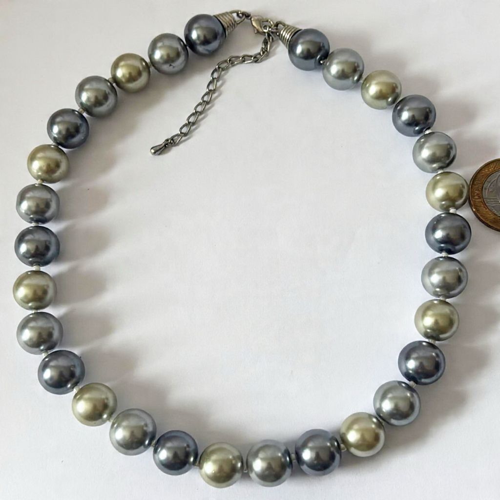 BIJUTERIA FINA- Colar produzido com contas de pérolas da Maiorca, comprimento fechado:22,5cm.