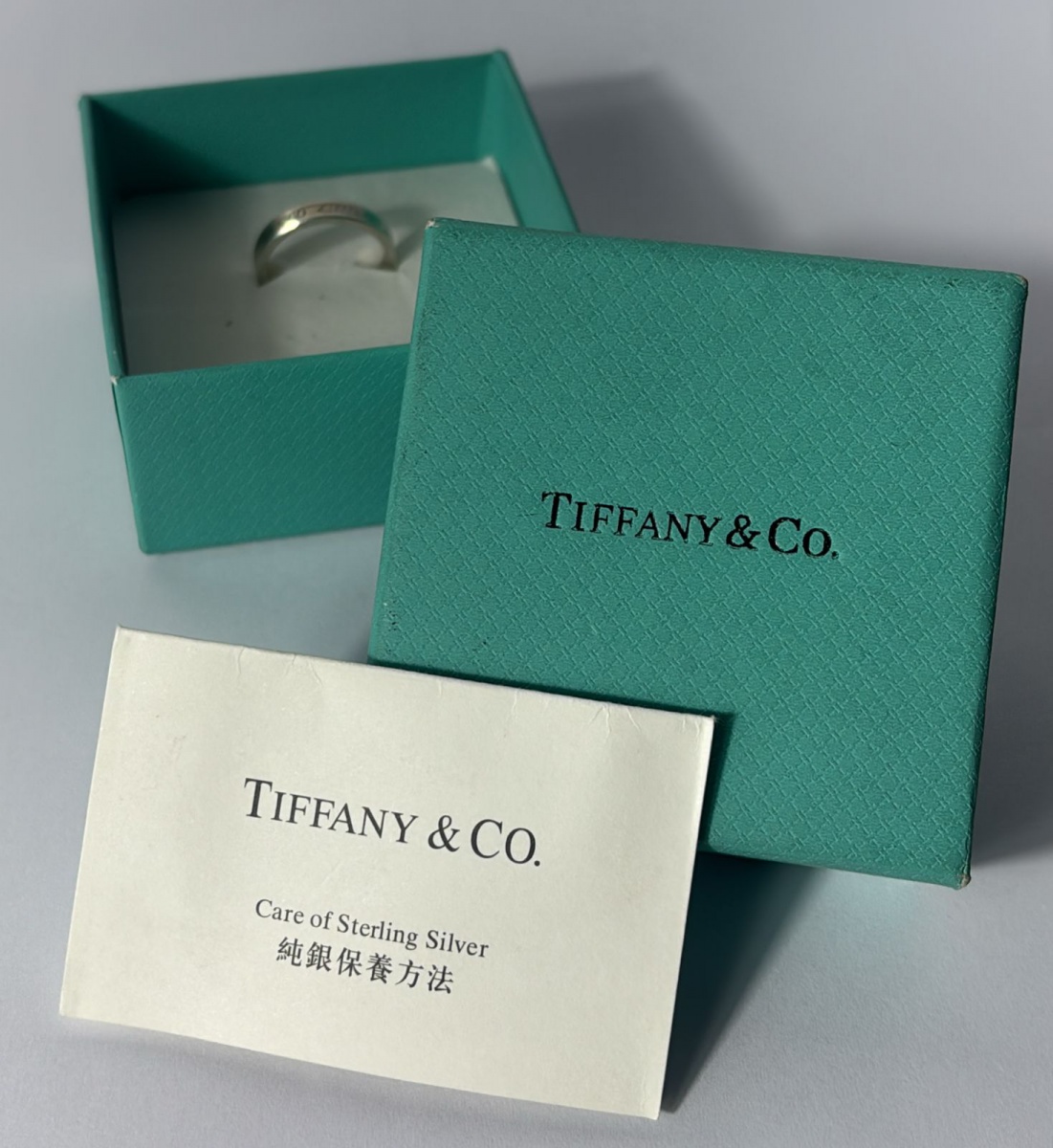TIFFANY&Co.-Aliança produzida em prata de lei, da renomada grife TIFFANY, acomodado em caixa original, contraste de teor 925ml, aro:20