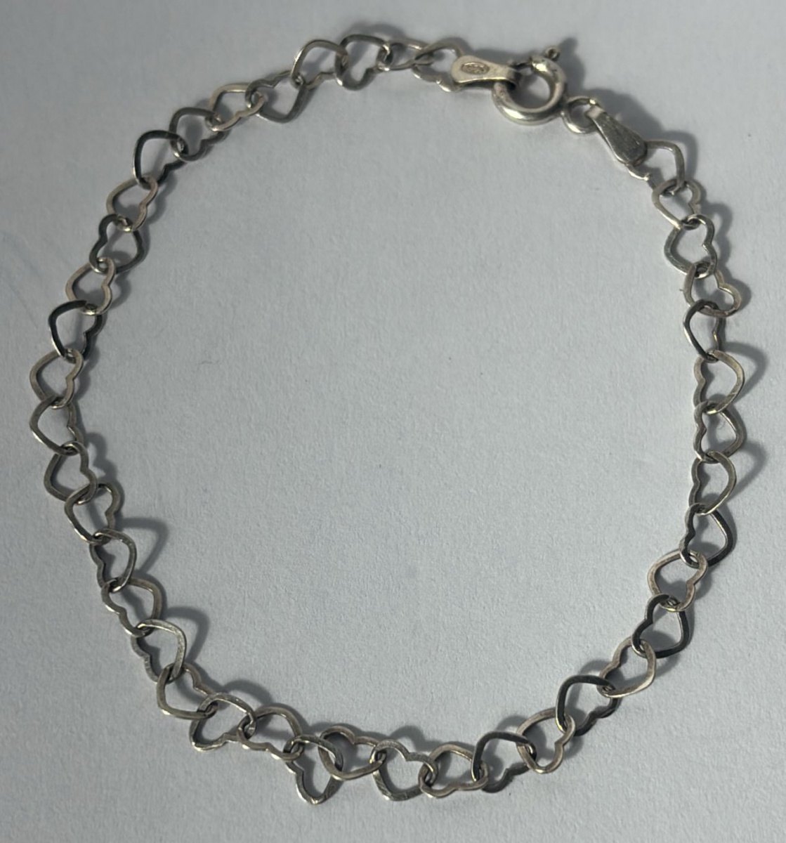 Pulseira produzida em prata de lei contraste de teor 925ml, corrente modelo de corações, comprimento aberto:19cm.