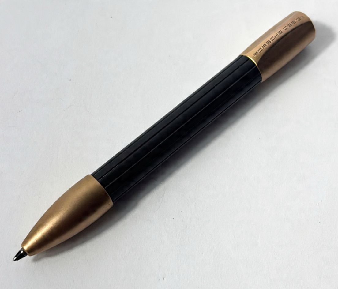 Caneta PORSCHE DESIGN, com corpo em borracha preta e detalhes dourado, possui tecnologia Shake, não possui botão ou tampa, a ponta é estendida ou recolhida com um rápido movimento do pulso (chacoalhar), maior ...