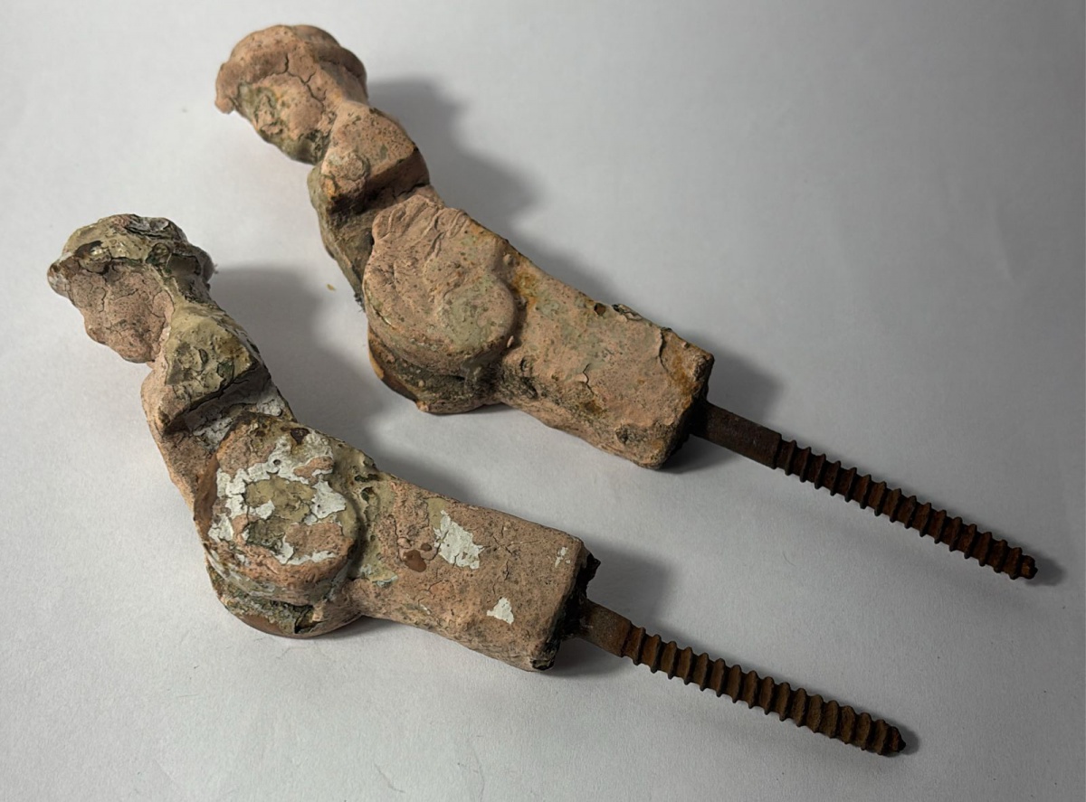 Par de Gárgulas para janela, produzidas em ferro forgé, século XIX, maior comprimento:16cm.