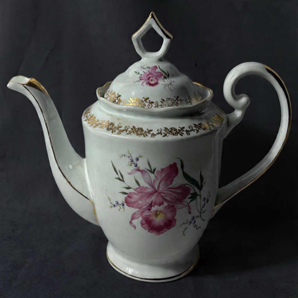 STEATITA- Bule produzido em porcelana, com representação de flores , com detalhes em filetações de  ouro, maior comprimento:22cm altura.