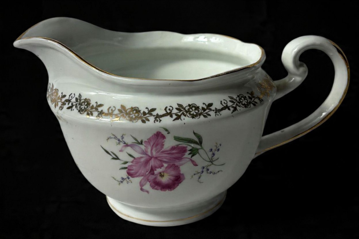 STEATITA- Cremeira produzida em porcelana, com representação de flores , com detalhes em filetações de  ouro, maior comprimento:10cm altura x 17cm comprimento.