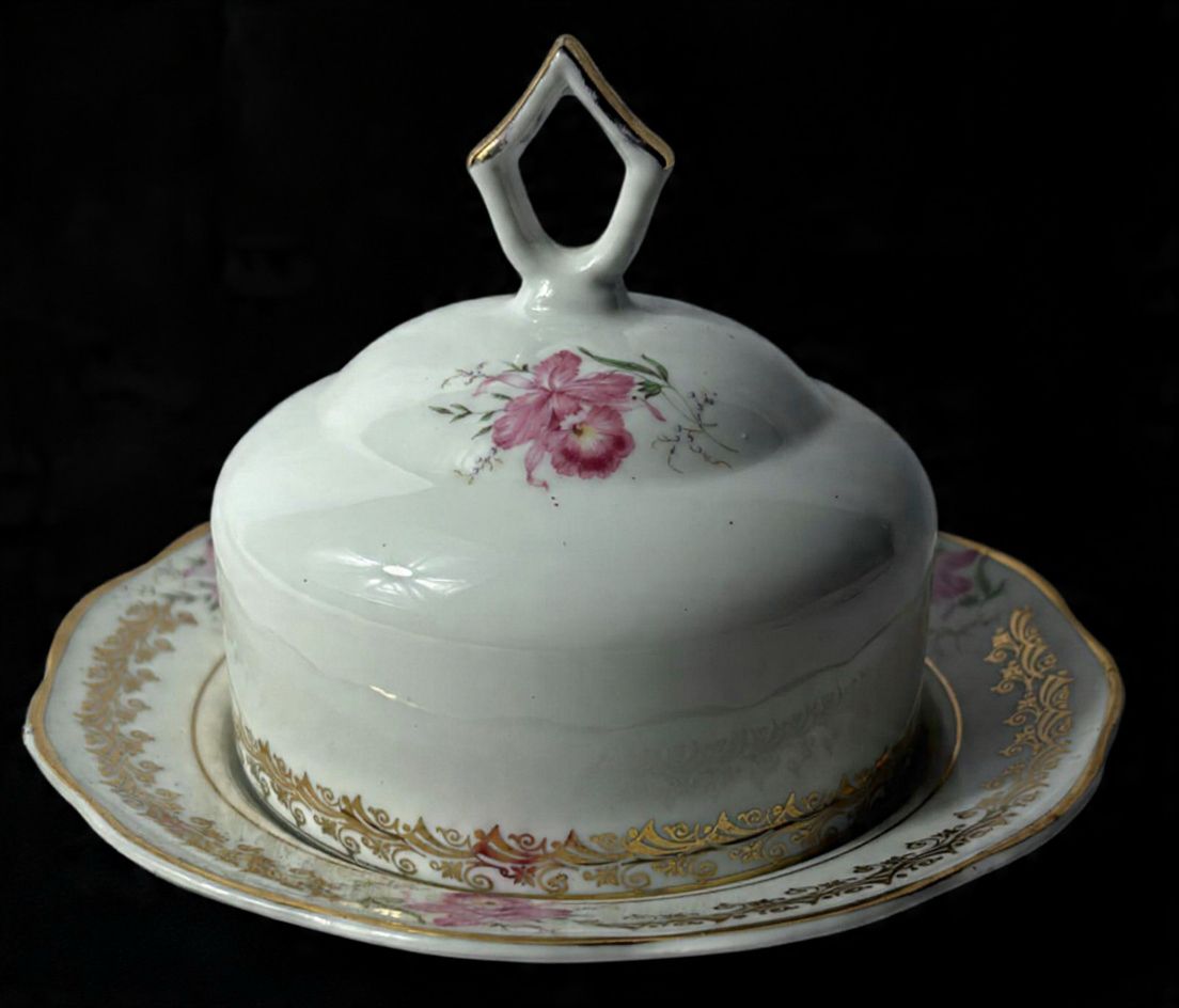 STEATITA- Manteigueira produzida em porcelana, com representação de flores , com detalhes em filetações de  ouro, maior comprimento:12cm.