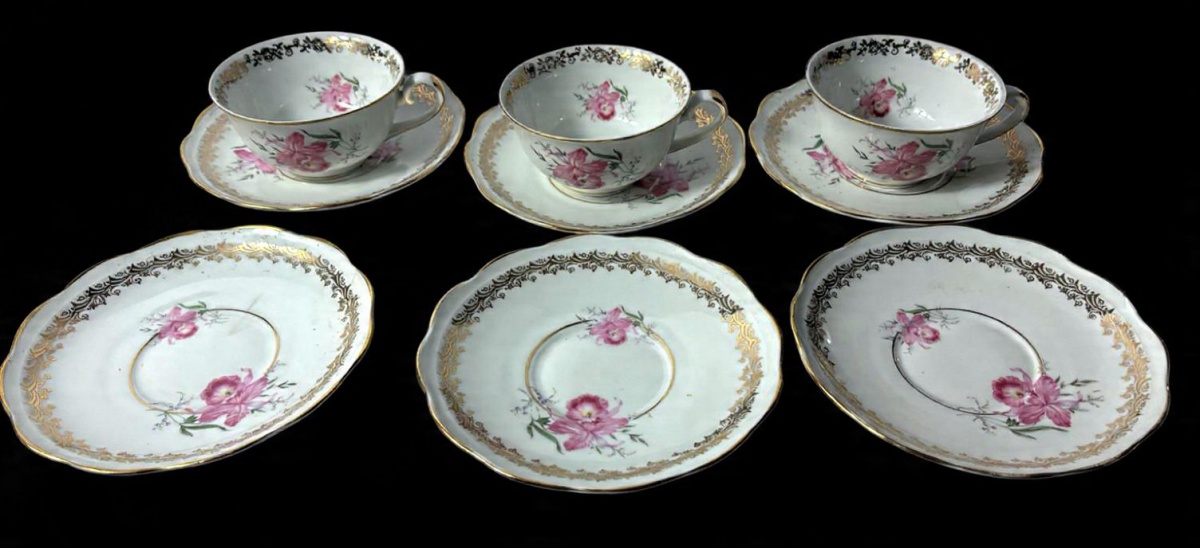 STEATITA-  Lote contendo 3 xícaras para chá e 6 pires,  produzidas em porcelana, com representação de flores , com detalhes em filetações de  ouro, medidas: 5cm altura x 9,5cm diâmetro.