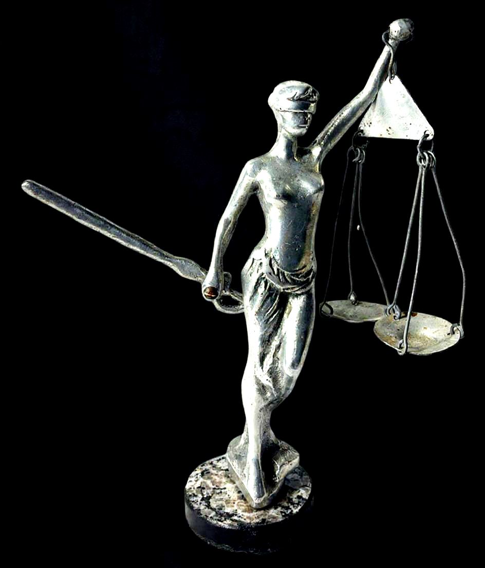 Escultura representando Deusa da Justiça, produzida em ferro com base em mármore, maior comprimento:29cm altura.