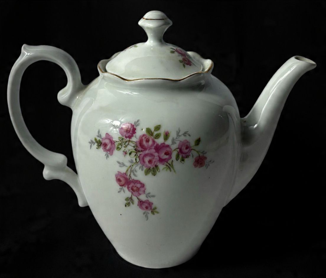 RENNER- Bule produzido em porcelana, com ornamentações florais e filetação em ouro, maior comprimento:13cm altura.