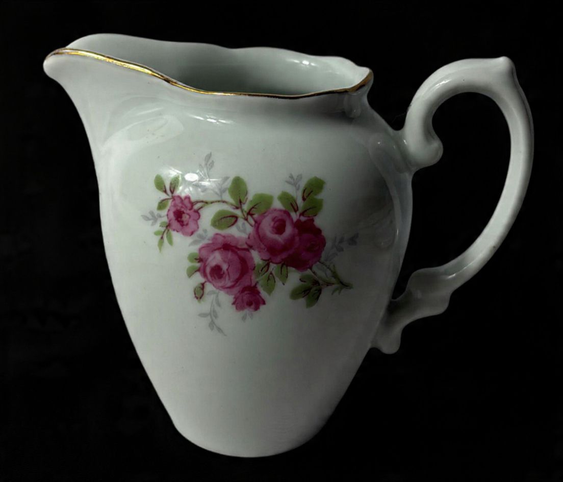 RENNER- Cremeira produzida em porcelana, com ornamentações florais e filetação em ouro, maior comprimento:8,5cm altura.