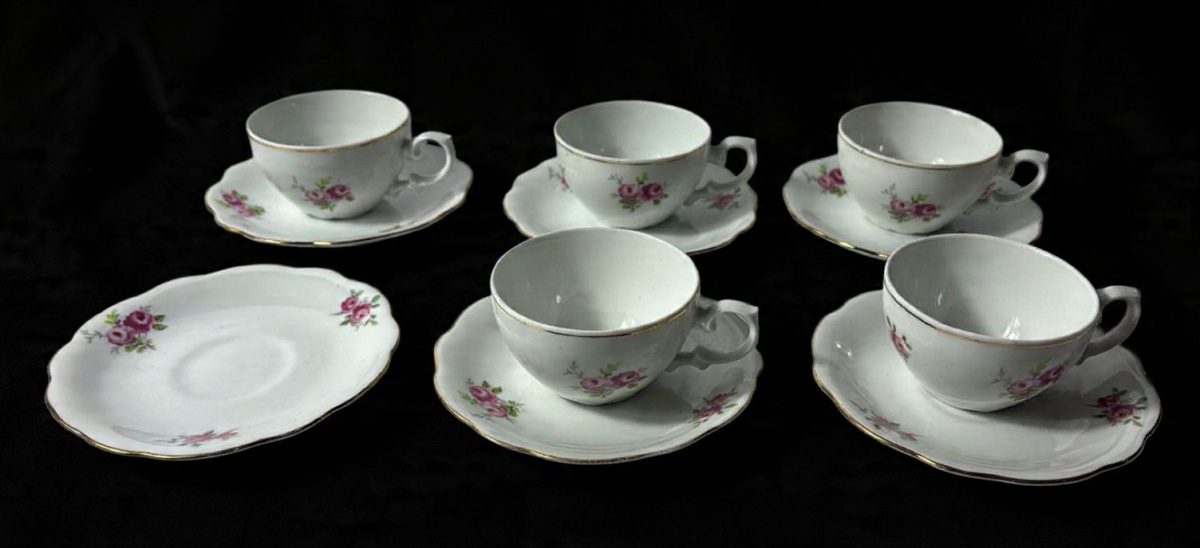 RENNER- Lote contendo 5xícaras para café e 6 pires,  produzida em porcelana, com ornamentações florais e filetação em ouro, maior comprimento:11cm diâmetro pires x 4cm altura x 7cm diâmetro.