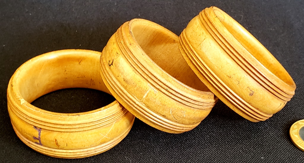 Lote contendo 3 argolas para prender guardanapos, produzidas em Nogueira, diâmetro:6cm, século XIX.