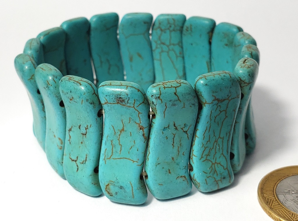 BIJUTERIA FINA- Pulseira elástica ornamentada com pedras de Turquesa.