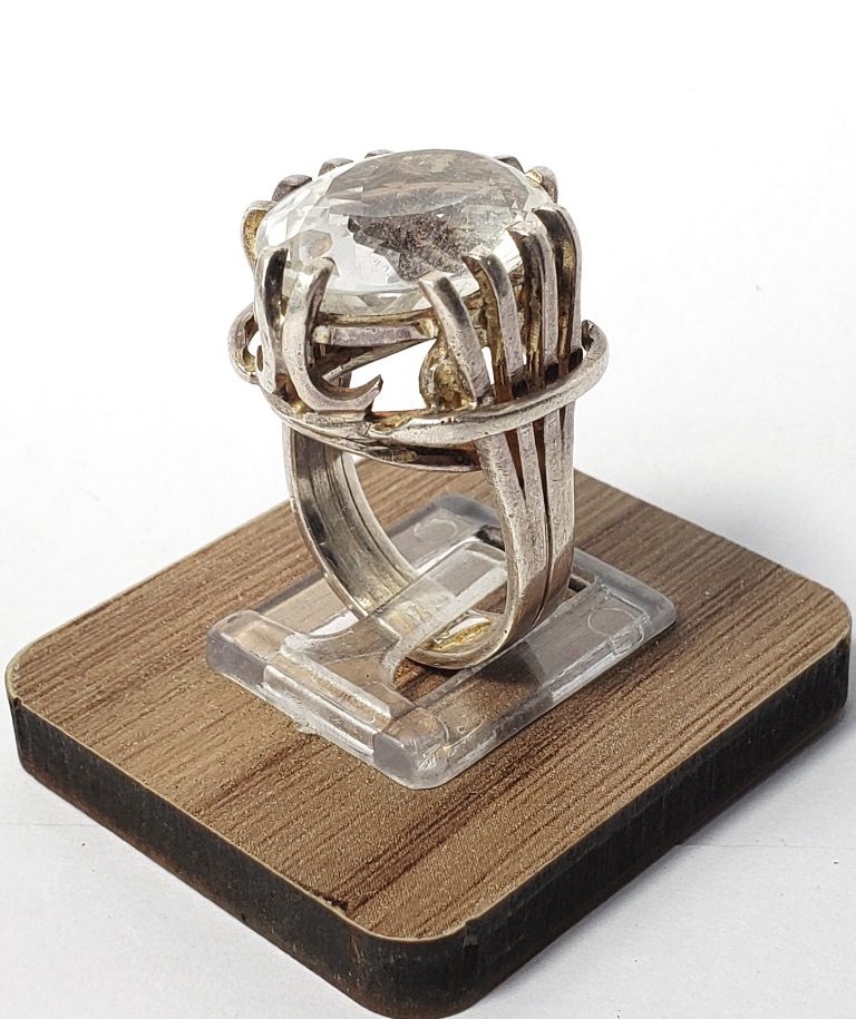 Belíssimo anelão produzido em prata de lei, com pedra de Cristal, peso: 16gramas, aro:16.