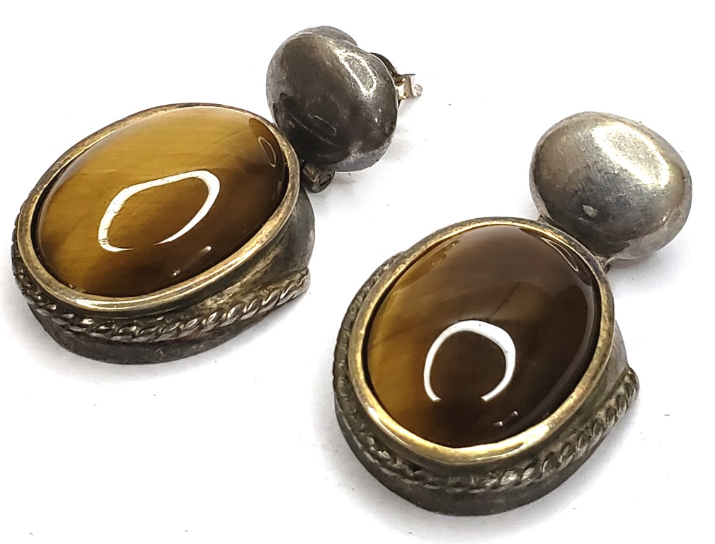 Belíssimo par de brincos produzidos em prata de lei, com ornamentação em Olho de Tigre, peso:13,5gramas, maior comprimento:3,5cm.