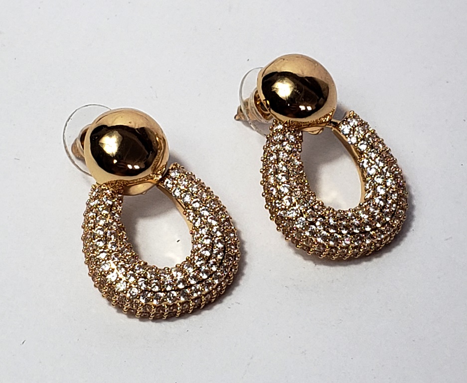 ARRAZO- BIJUTERIA FINA- Belíssimo par de brincos produzidos em metal banhado, cravejado com pedrarias de Zircônias, maior comprimento:3cm.