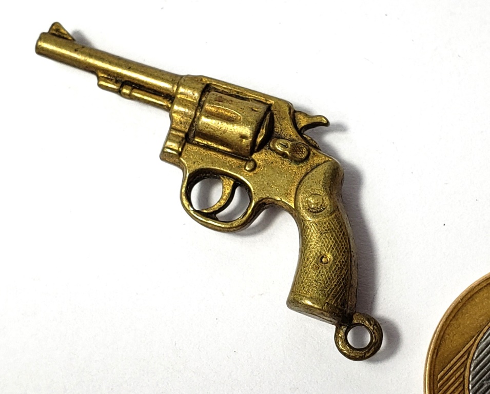 Miniatura de revolver produzida em metal, maior comprimento:4,5cm.