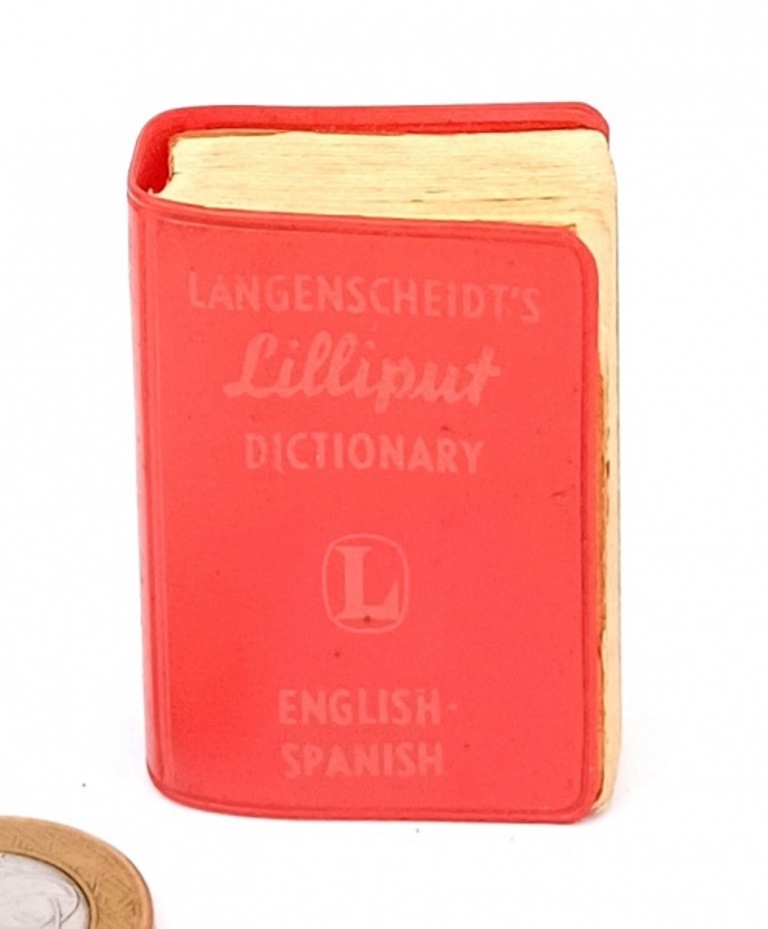 Dicionário em miniatura  Lilliput  Inglês e Espanhol, 1961, maior comprimento 5 cm.