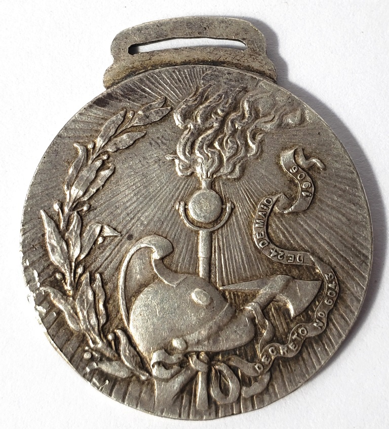 Medalha de mérito do corpo de Bombeiros do Distrito Federal, produzido em Prata de lei, peso : 13gramas, maior comprimento:3,2cm.