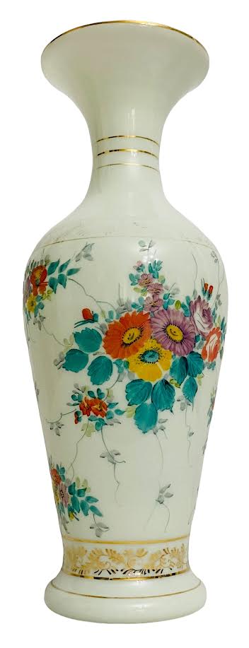 BACCARAT - Imponente vaso em opalina francesa fartamente adornada com ramalhetes de flores em policromia e folhagens em vibrante ouro. Formato bojudo. Meados séc. XIX. Mede 53cm altura.