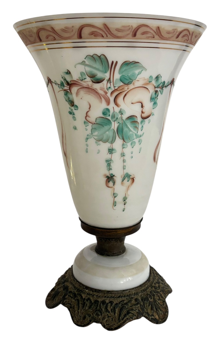 Magnifico vaso em opalina francesa branco leitoso fartamente adornada com ramalhetes de flores pintados à mão, amarrações em metal. Mede 32cm altura x 21,5cm diâmetro.