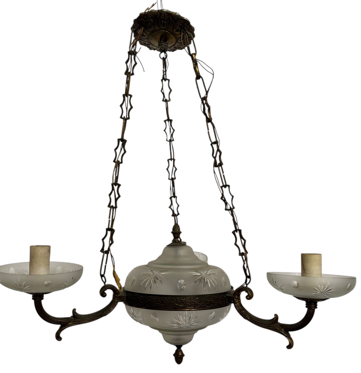 Lustre para três lâmpadas com armação em bronze e mangas em cristal lapidado.. Mede 65cm.