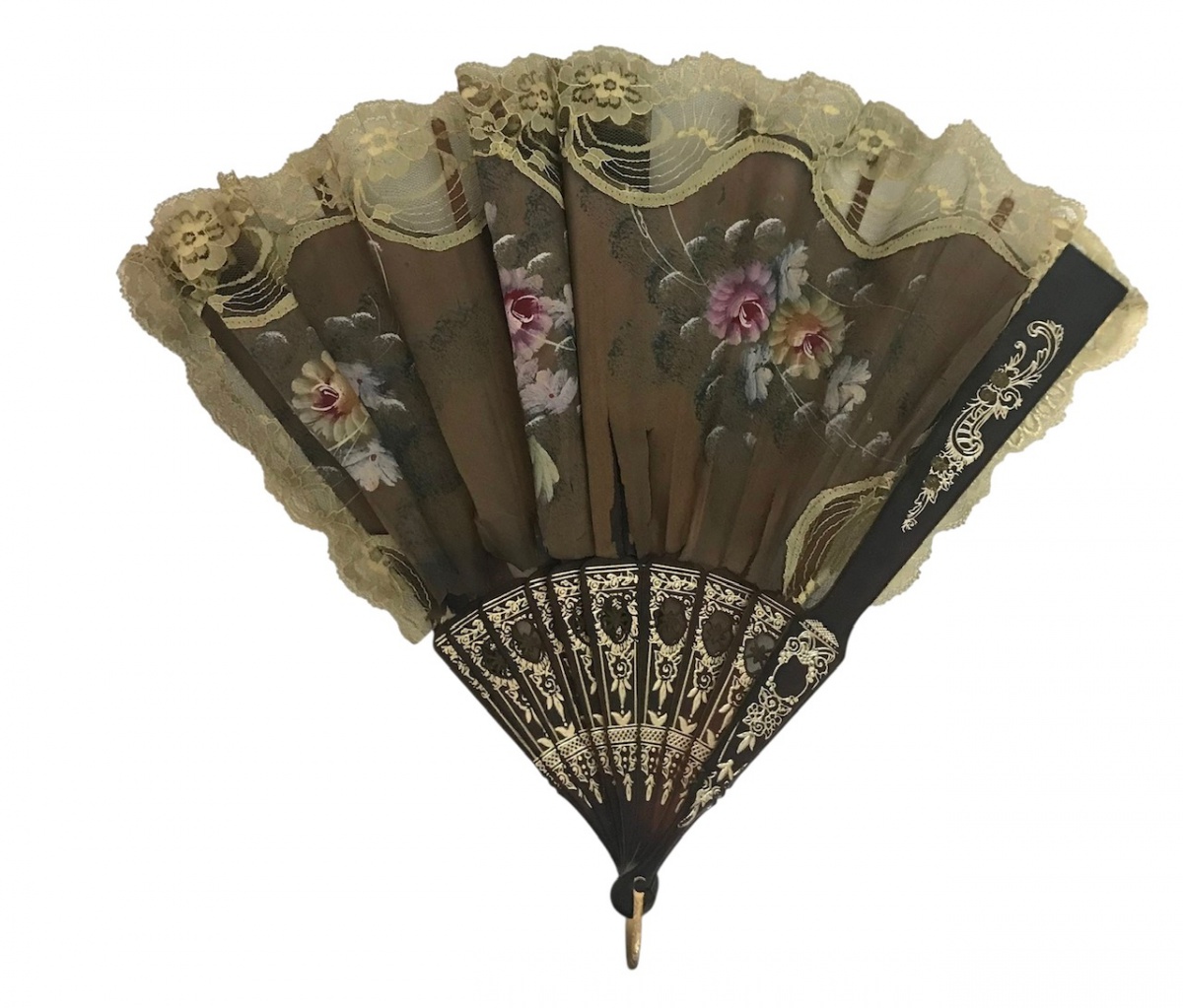 Leque decorativo com haste em material sintético escuro e detalhes dourados. Peça delicada de inspiração vintage. Pintada a mão. Marcas do tempo. Mede 60cm aberto.
