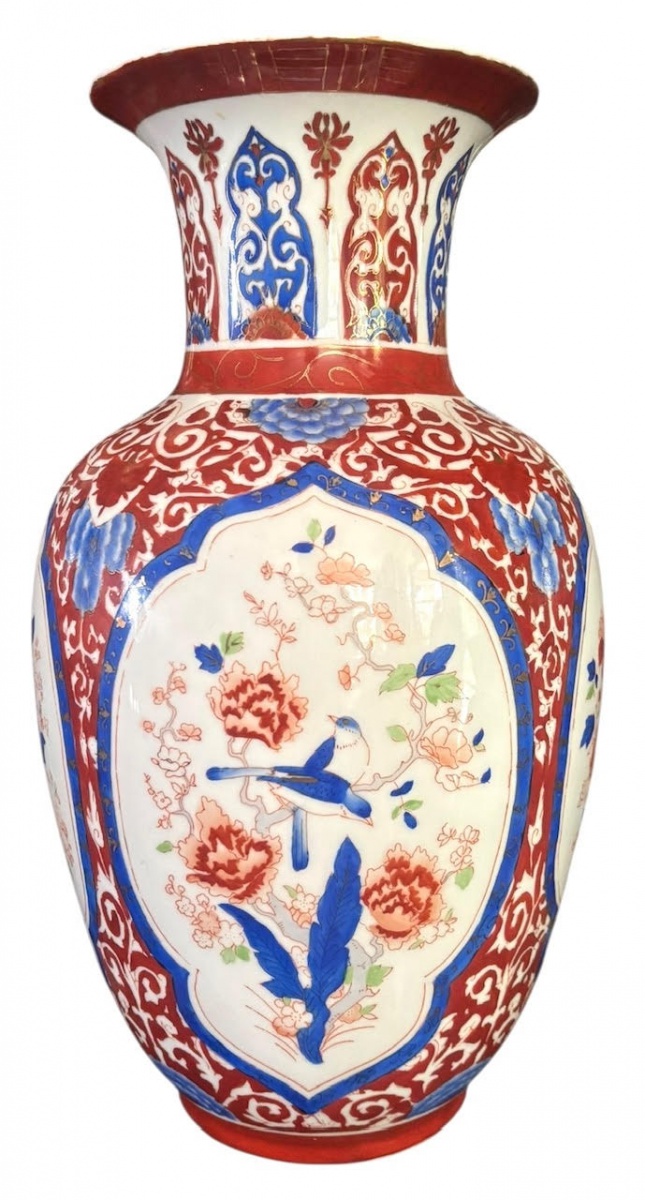 Porcelana Dynasty - Peça de grande porte, pintada à mão. Vaso decorativo com motivos orientais em vermelho, azul e toques dourados, com reservas florais e pássaros, marca Dynasty  Hand Painted Porcelain. Acabamento ...