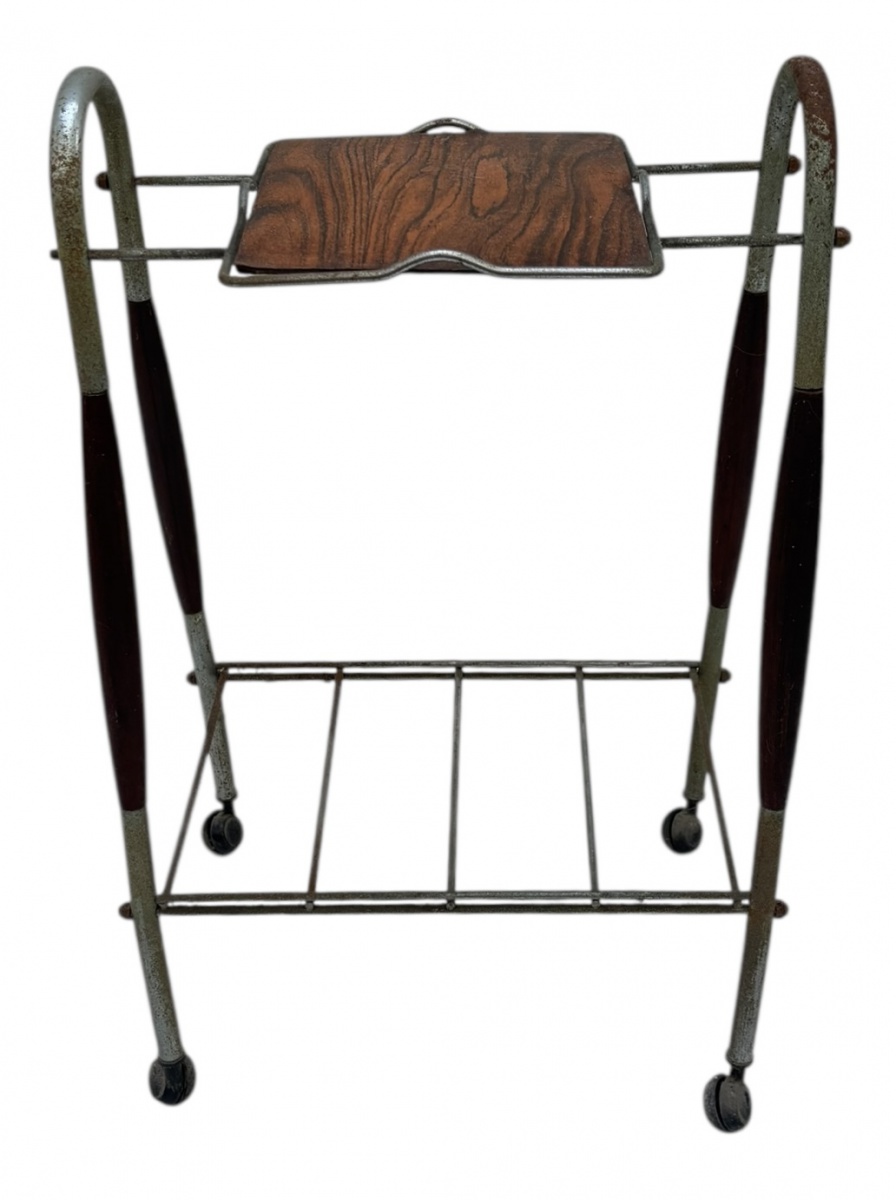 ANOS 60 - Mesa para telefone meados anos 60, com estrutura em metal cromado com detalhes em madeira e rodinhas. Possui suporte inferior e pequena bandeja superior para aparelho e agenda. Peça funcional e decorativa, ...