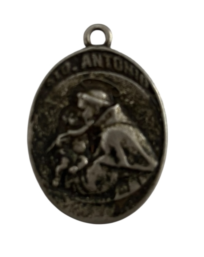 Medalha de devoção  Santo AntônioPeça antiga em metal, formato oval, com belo relevo de Santo Antônio com o Menino Jesus. No verso, oração em alto-relevo: Pela sua intercessão foge a peste, o erro e a morte; o fraco ...