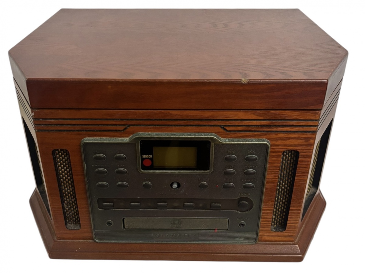 Sistema de som retrô Crosley, em gabinete de madeira, com toca-discos, rádio AM/FM, CD player e cassete, design inspirado nos modelos clássicos do século XX. Peça decorativa e funcional, ideal para ambientes vintage e ...