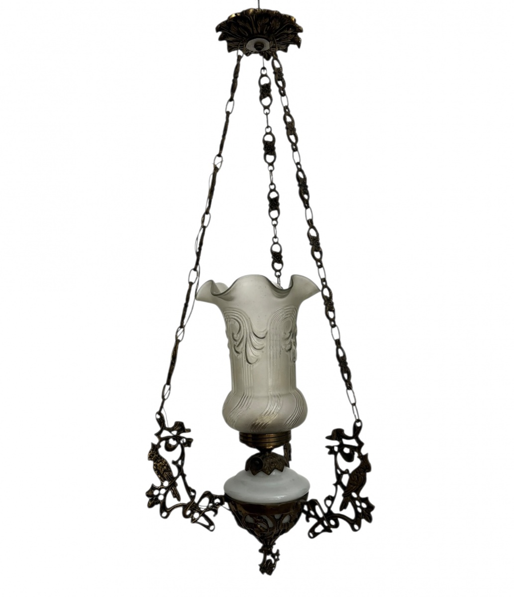 Luminária pendente antiga de teto, estilo Art Nouveau, em metal patinado com delicados ornamentos vazados e cúpula em vidro fosco moldado. Peça elegante, ideal para halls, salas ou ambientes clássicos. Mede 80 x 30 cm.