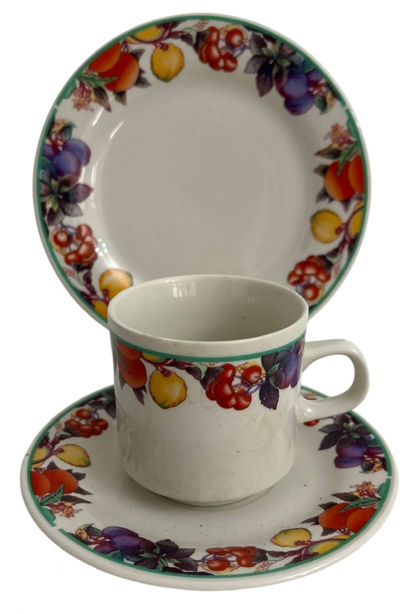 Conjunto de xícara com pires e prato em stoneware, decoração policromada com motivos frutais e filetes em verde, design alegre e funcional. Produção da Maplehill, própria para uso diário, resistente a forno, lava-louças ...