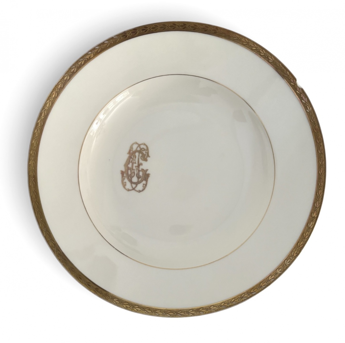 LOUÇA DO IMPÉRIO - Prato fundo em pasta de porcelana francesa LIMOGES adornado com friso em vibrante ouro e monograma do arquiteto, pintor e capitão JOAQUIM CÂNDIDO GUILHOBEL (Lisboa, 1787 - Rio de Janeiro, 1859). Louça ...
