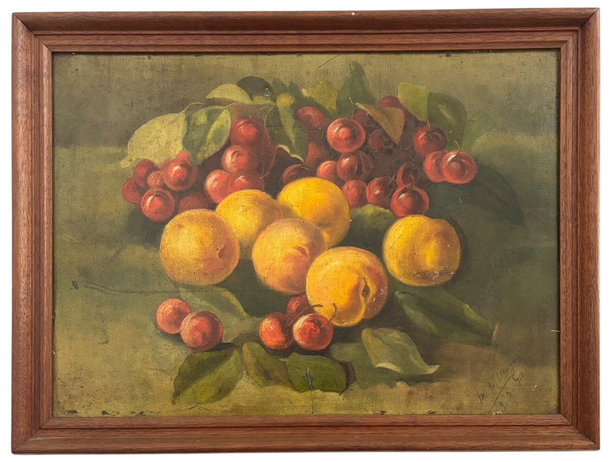 M. E. MAYA - Obra em óleo sobre cartão rígido, natureza morta, "frutas sobre a mesa", assinada M. E. MAYA no canto inferior direito, datada 9/3/1910 com proteção de moldura de madeira. Possui carimbos no verso. ...