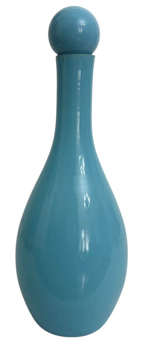 Garrafa decorativa em opalina francesa na cor turquesa, corpo bojudo e gargalo alongado, acompanhada de tampa original. Peça elegante, ideal para decoração ou coleção. periodo 1900. Mede 23 cm.