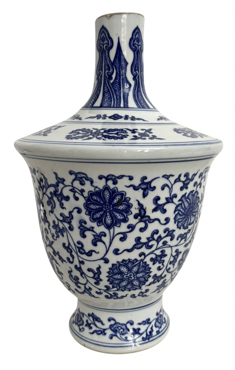 Grande vaso em porcelana chinesa, decorado em azul e branco, com rica ornamentação floral e arabescos contínuos. Corpo bojudo sobre base circular e gargalo alto. Marca oriental no fundo. Peça decorativa de grande ...