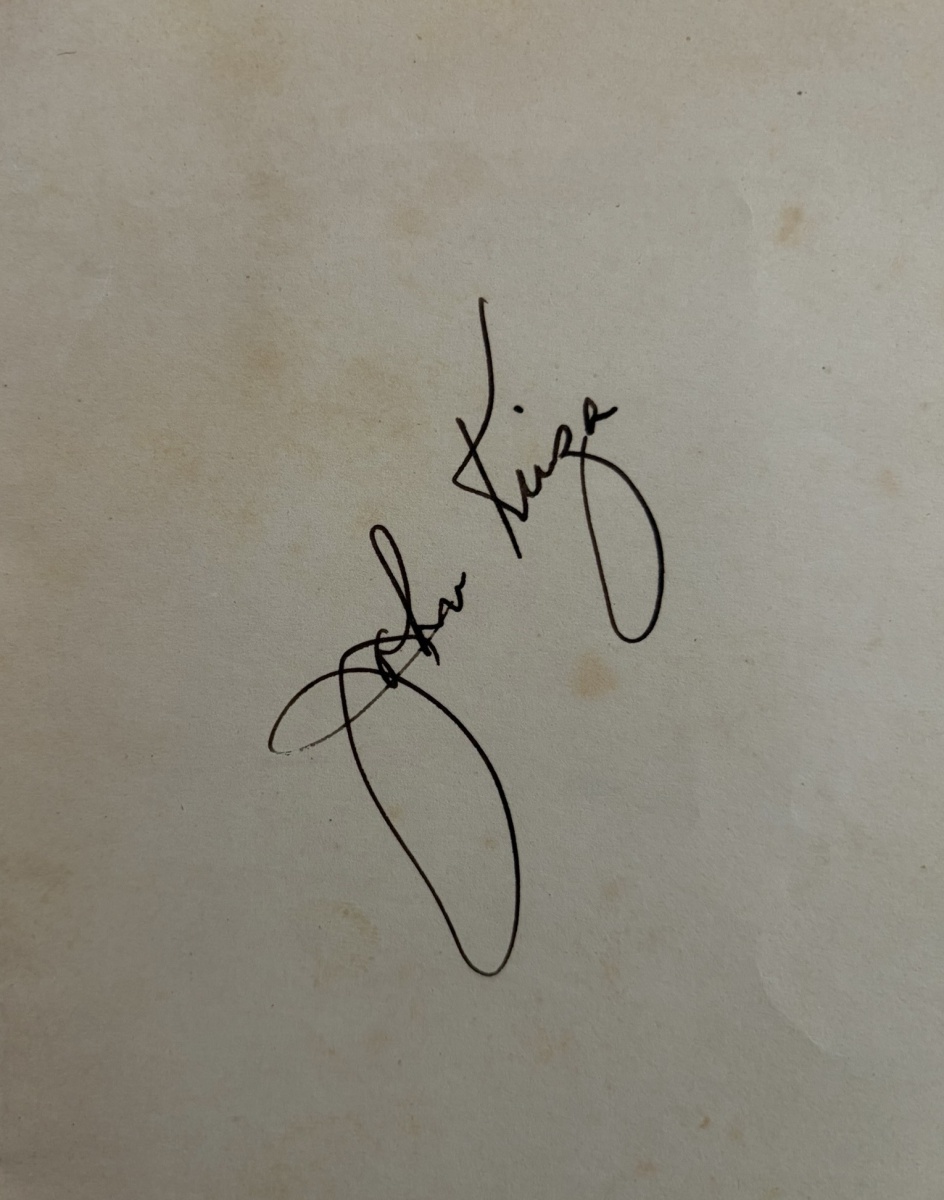 AUTOGRAFO John Kriza (EUA 1919 / EUA 1975)Assinatura original de próprio punho em papel, do célebre bailarino e coreógrafo do Balé da Cidade de Nova York, ativo internacionalmente a partir dos anos 1950. Traço elegante ...