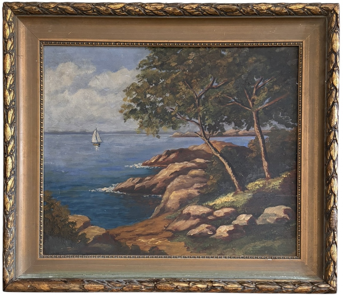 ESCOLA EUROPEIA - Obra de paisagem marítima, virada do século, óleo sobre madeira, representando costa rochosa com vegetação e embarcação à vela ao fundo. Composição equilibrada, paleta suave e moldura em madeira ...