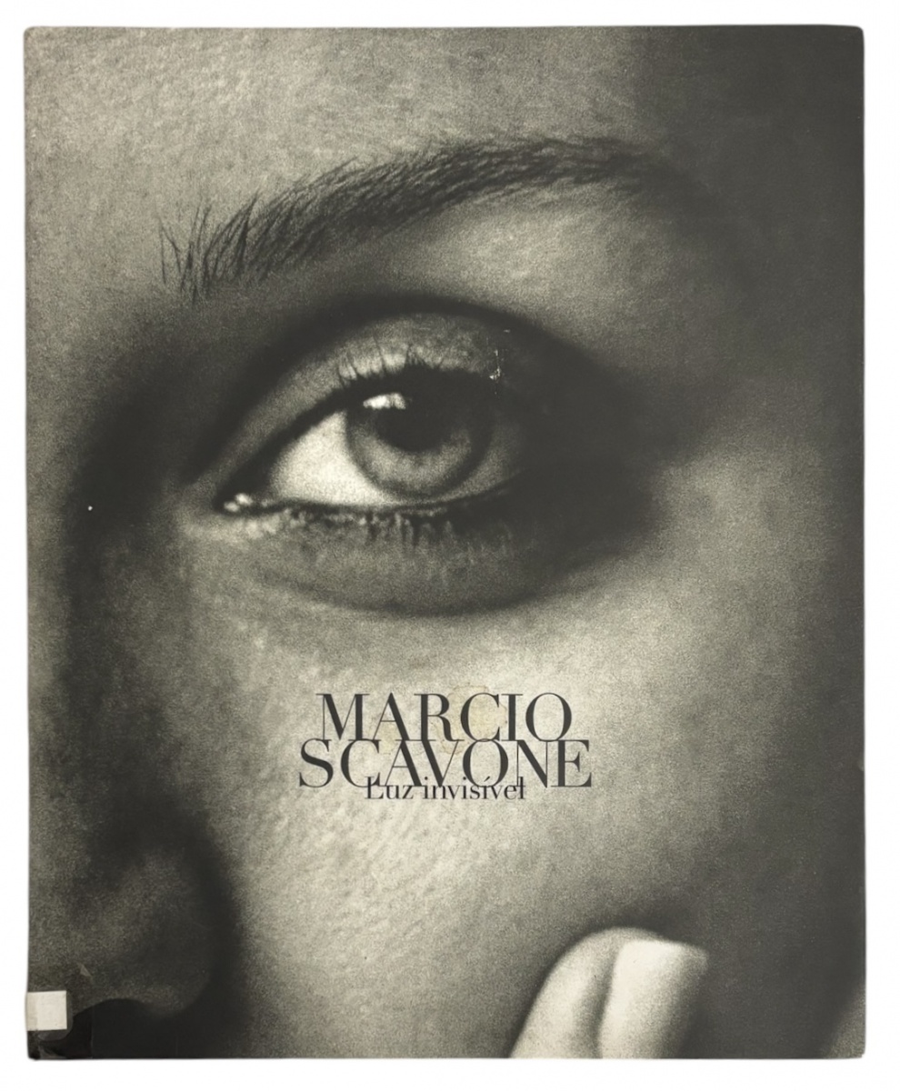 Livro de Fotografia  Luz Invisível, Márcio Scavone. Edição brasileira dedicada à fotografia autoral em preto e branco, com imagens de forte carga expressiva e domínio do claro-escuro. Obra que explora retratos e ...