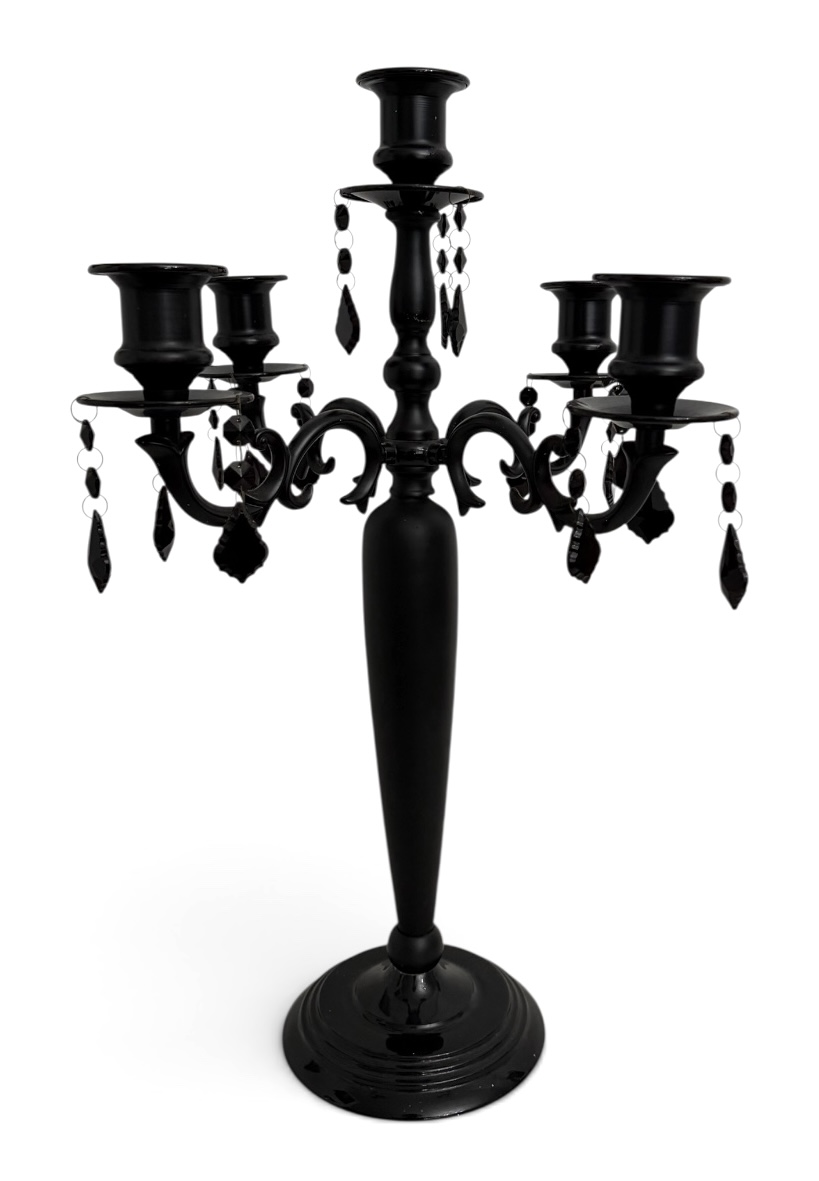 Candelabro para cinco velas, em metal laqueado preto, com braços recurvos e pingentes facetados em cristal preto. Peça de forte presença decorativa, ideal para compor mesas e aparadores com elegância e sofisticação. ...