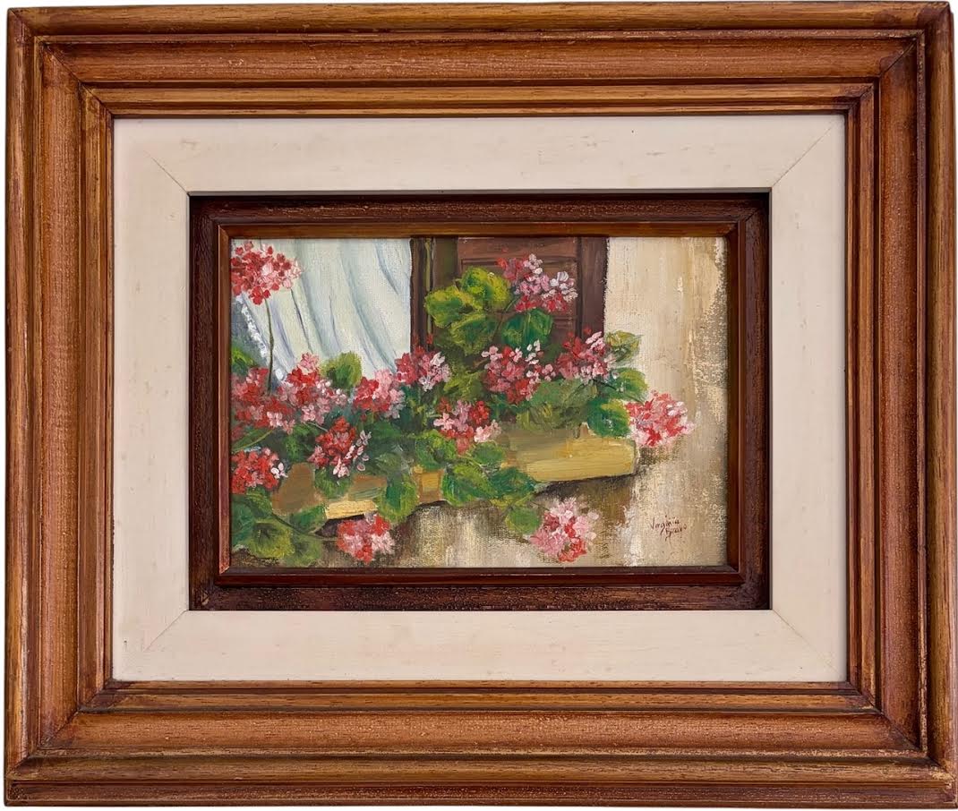 VIRGÍNIA BRAVO -  Gerânios na Janela, 1985. Óleo sobre tela, medindo 16 x 24 cm.Composição delicada representando floreira com gerânios em tons vibrantes de vermelho e rosa, contrastando com o fundo neutro e cortina ...